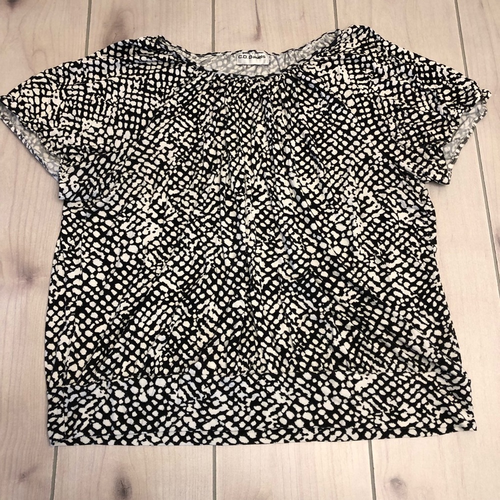 ✅ Black and white top